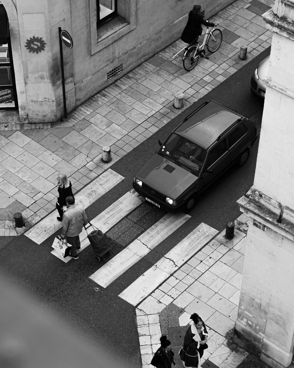 Ein Schwarz-Weiß-Foto von Menschen, die die Straße überqueren