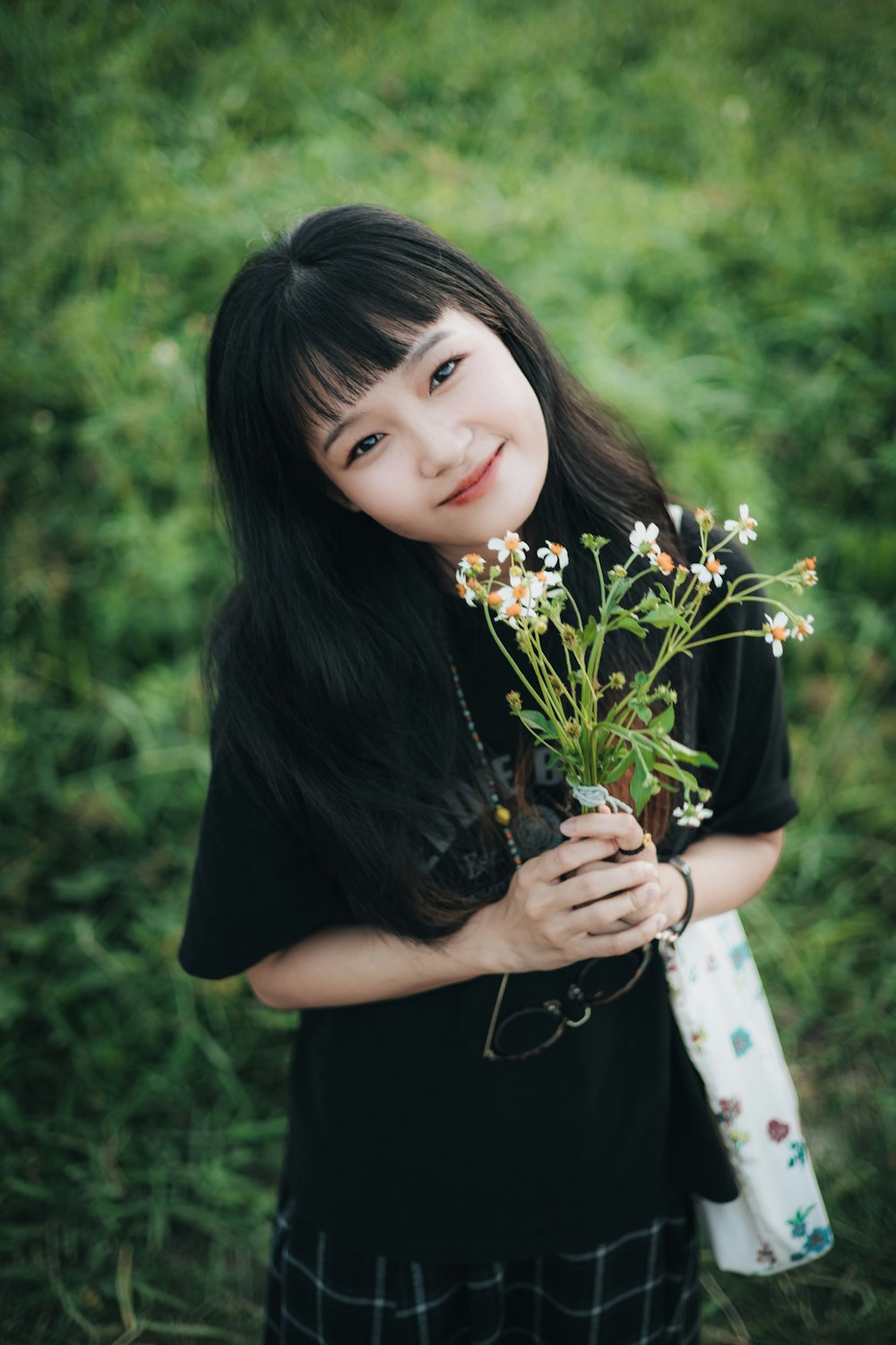 Ein junges Mädchen mit einem Blumenstrauß in der Hand