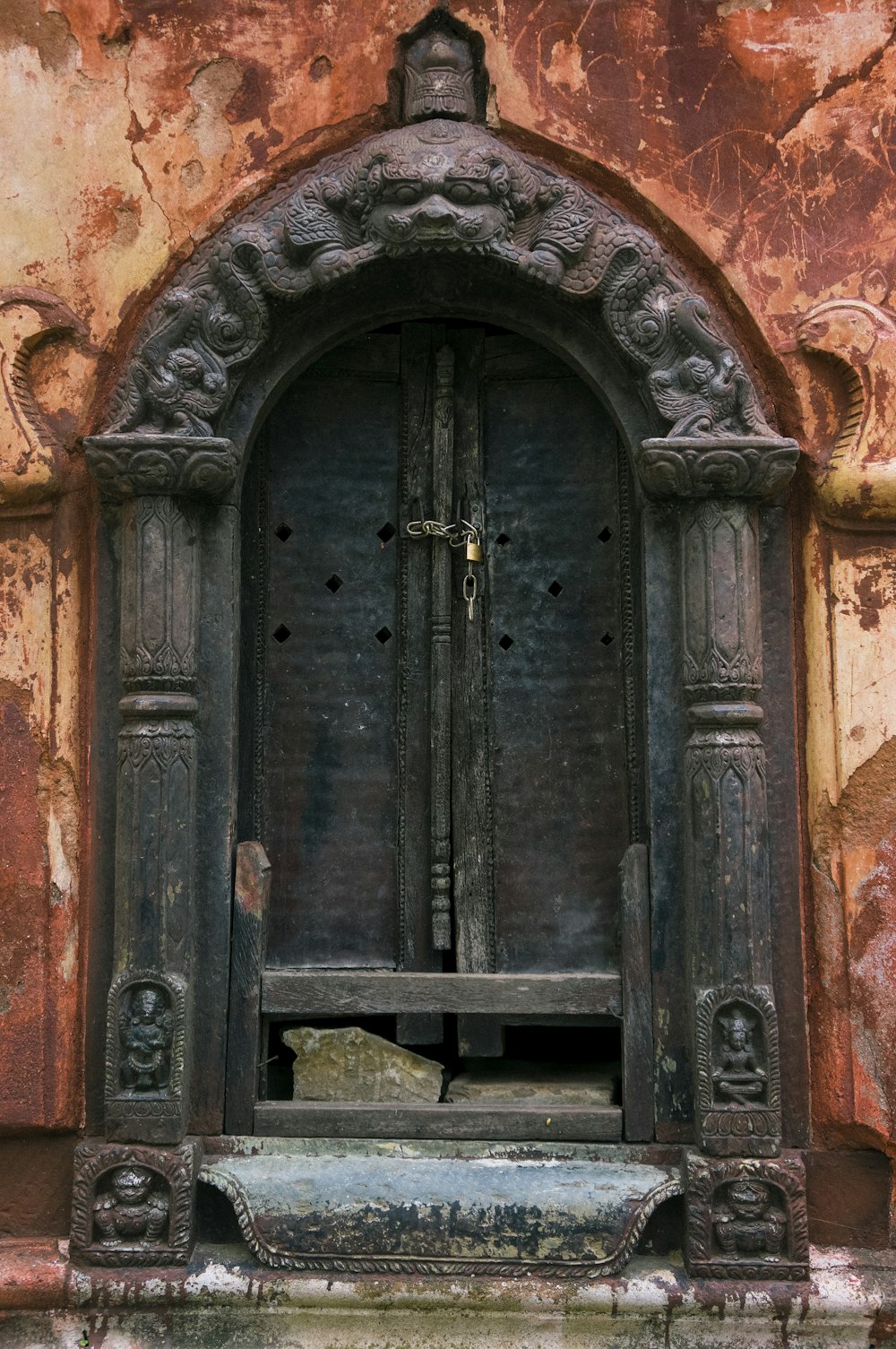 uma grande porta de metal com um relógio de lado