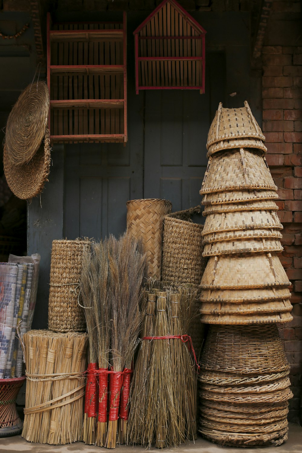 a pile of brooms sitting next to each other
