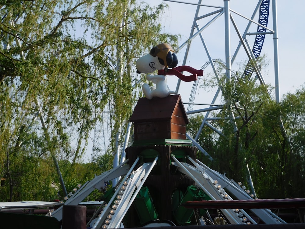 Un chien au sommet d’une montagne russe dans un parc à thème