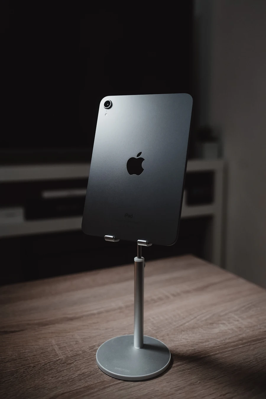 Tablette sur son support, posée sur une table