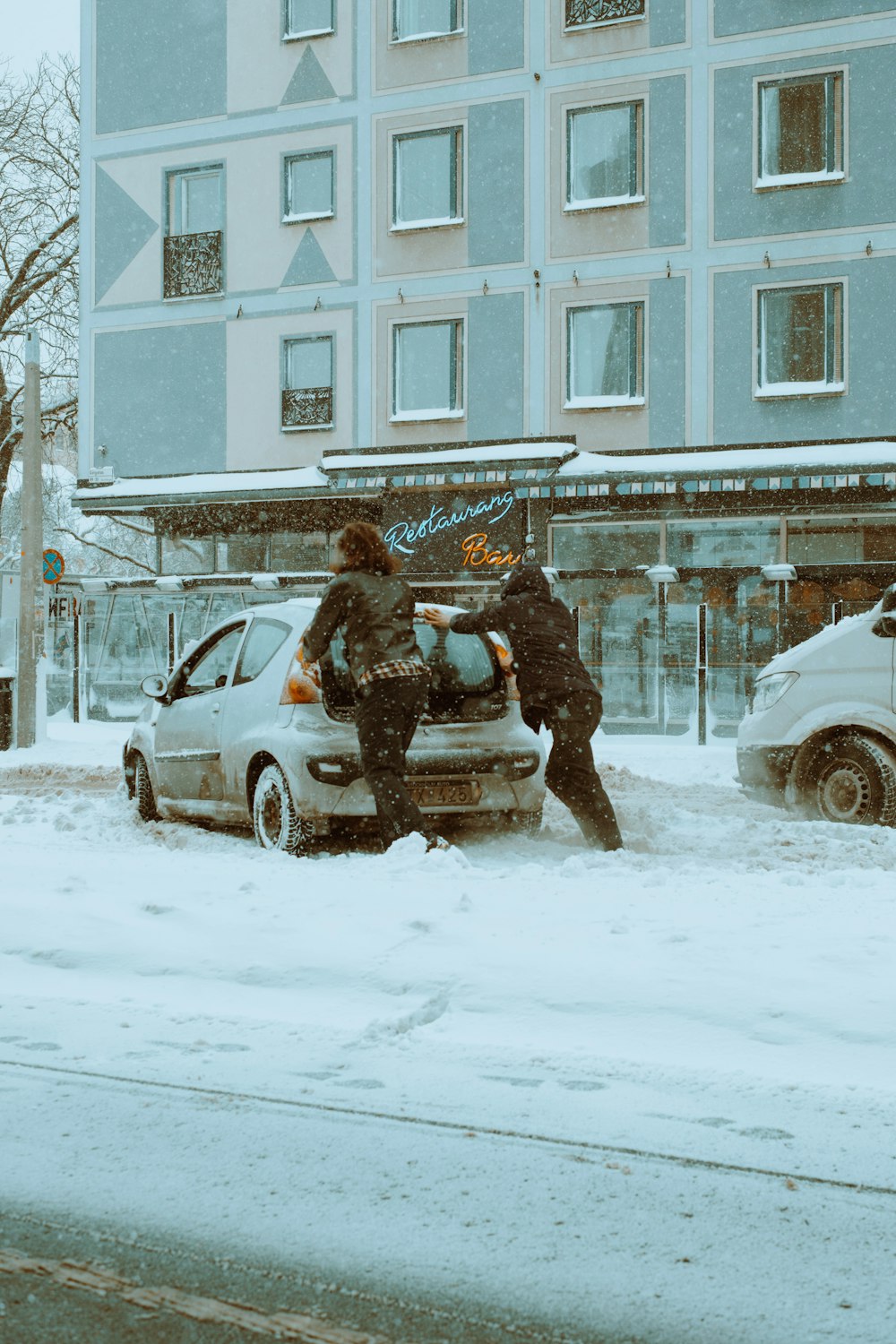 ein paar Leute, die im Schnee stehen