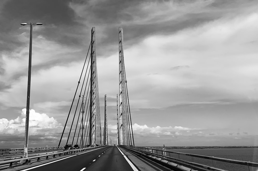 Una foto en blanco y negro de un puente