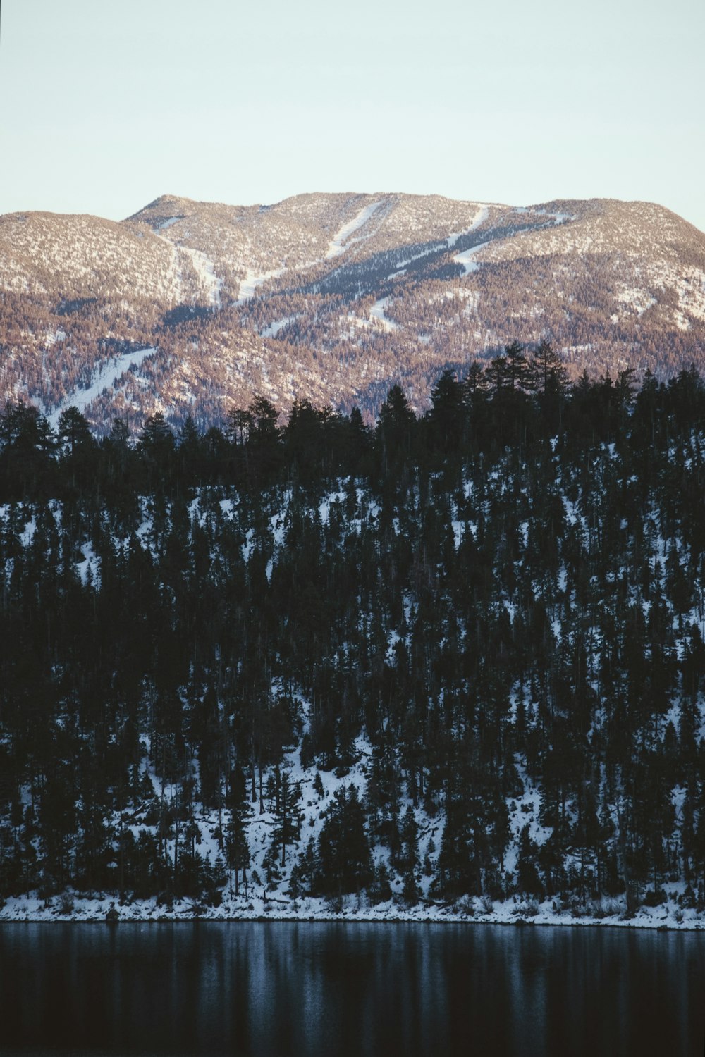 Una montaña cubierta de nieve junto a un lago