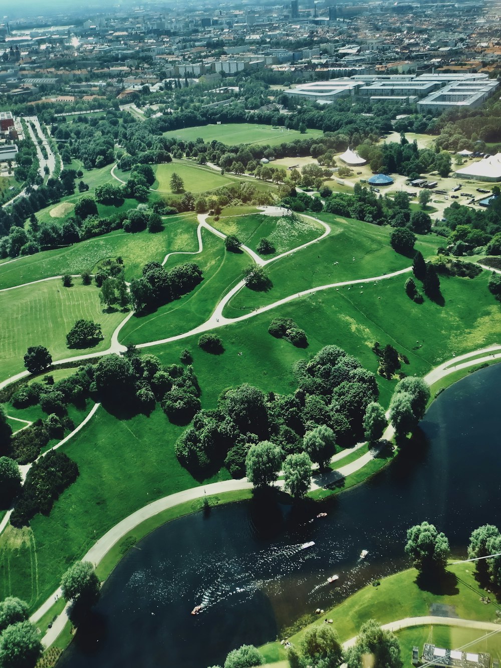 Una vista aérea de un parque con un río que lo atraviesa