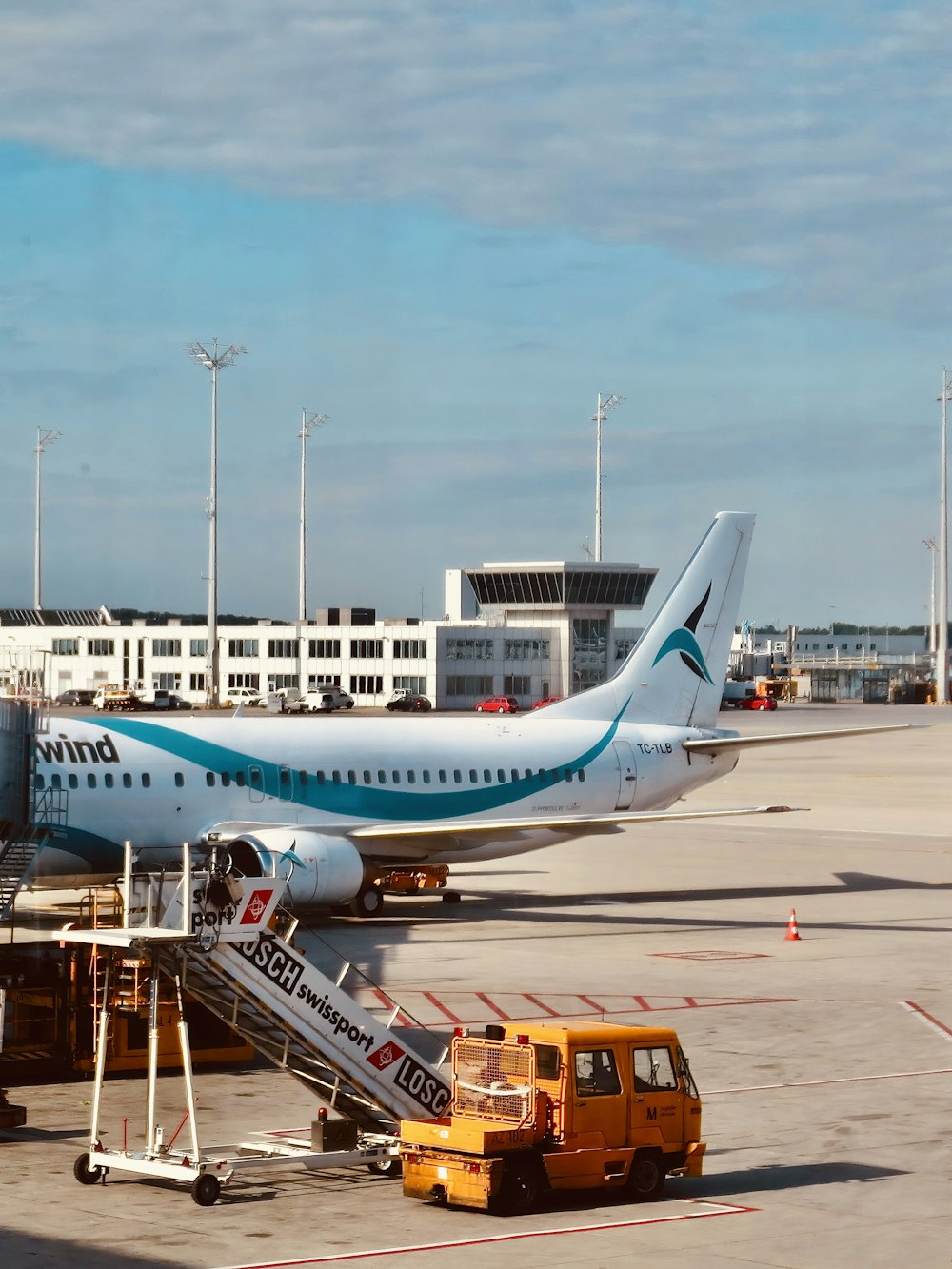 Un gran avión de pasajeros sentado encima de la pista de un aeropuerto