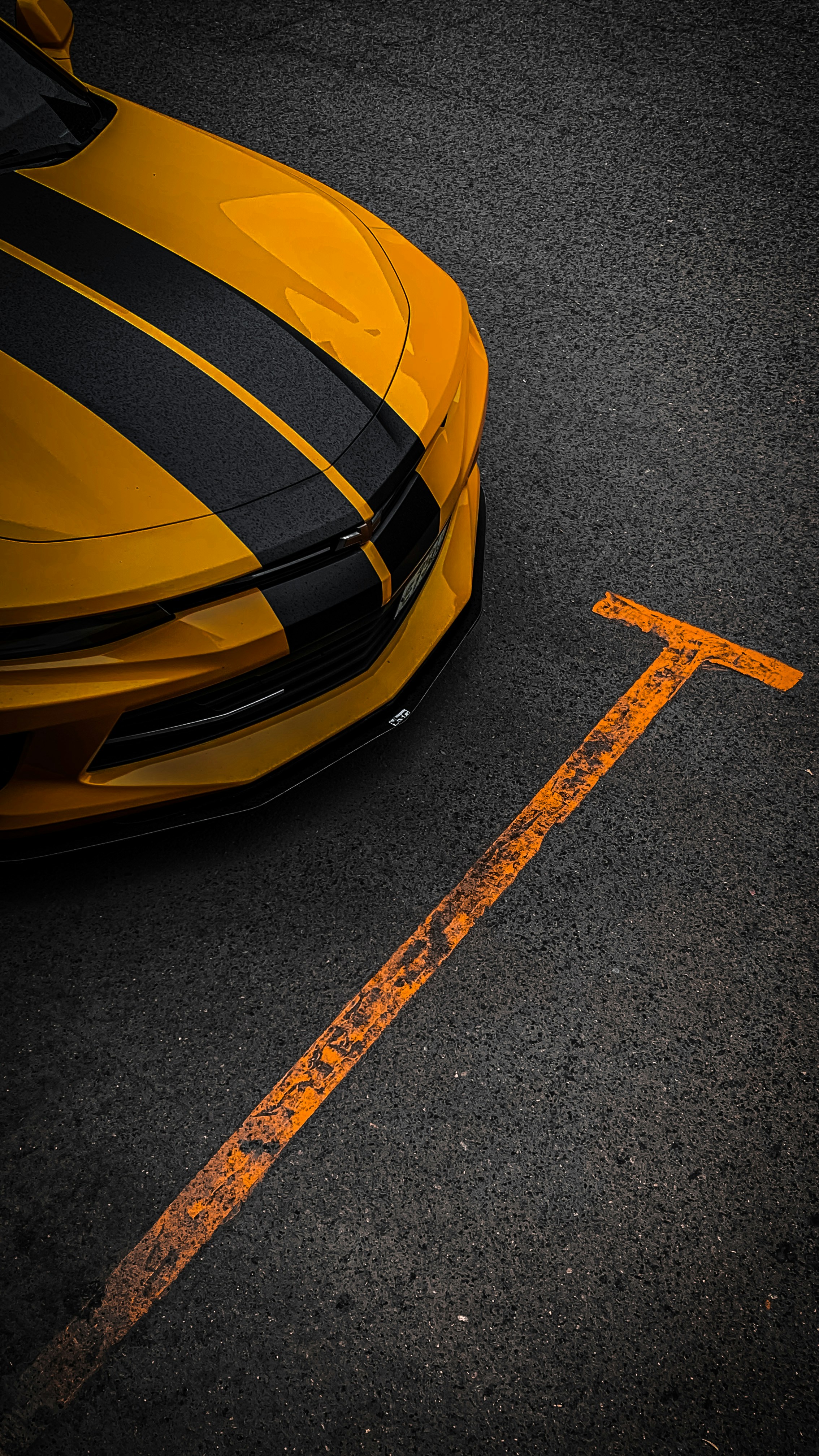 Auto deportivo amarillo estacionado