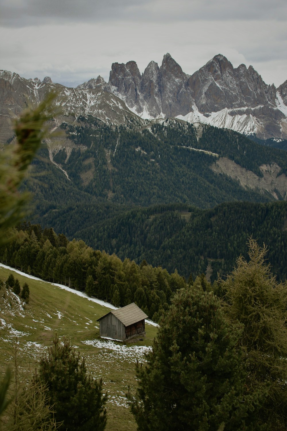 Une cabane au milieu d’une chaîne de montagnes