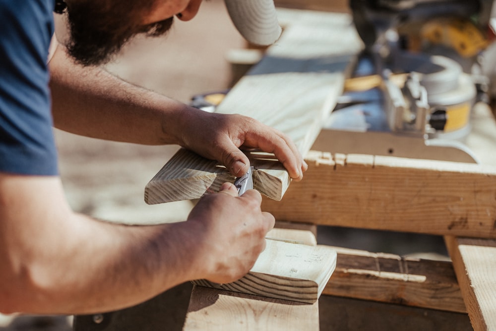 Ein Mann, der an einem Stück Holz arbeitet