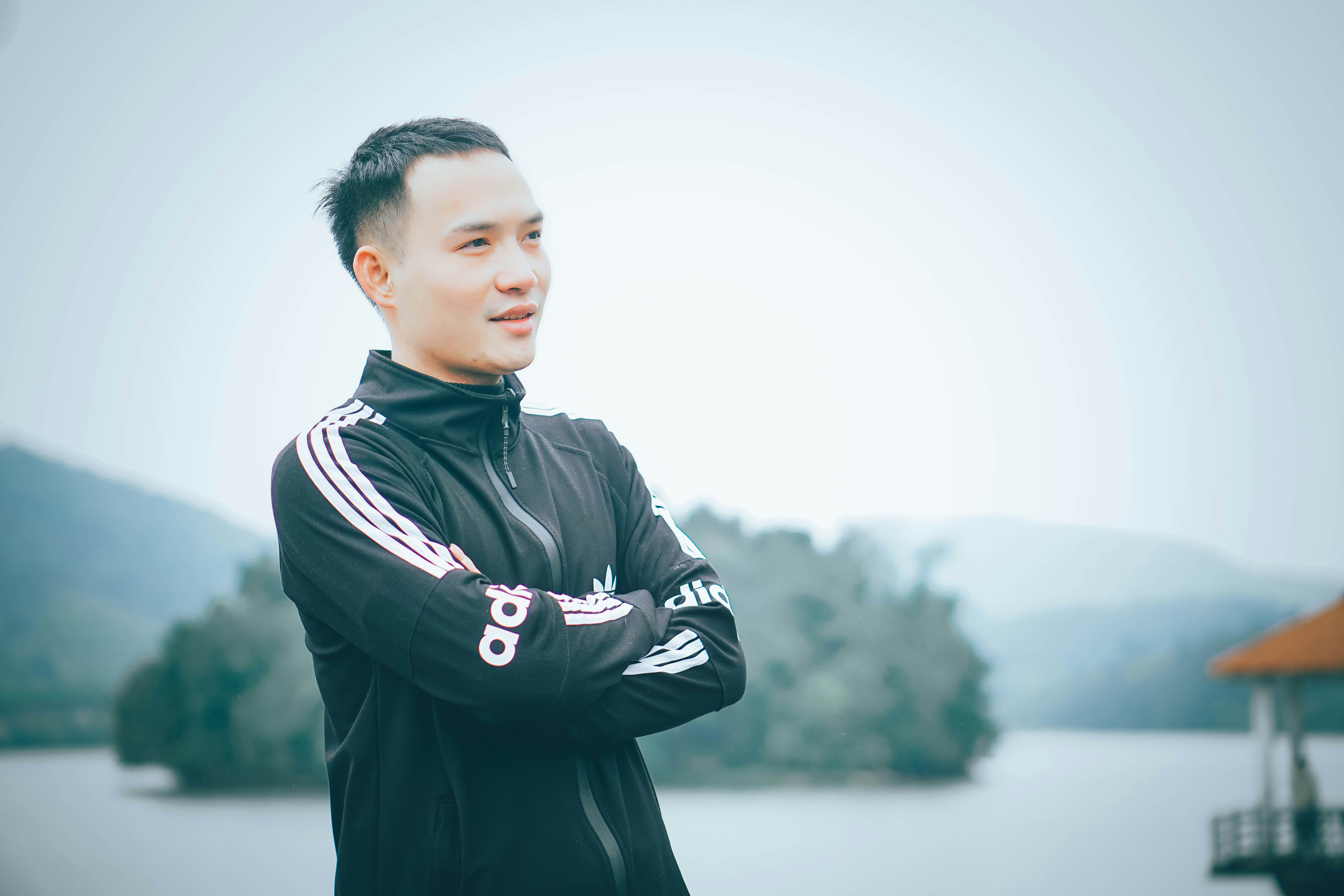Seorang pria berdiri di depan badan air