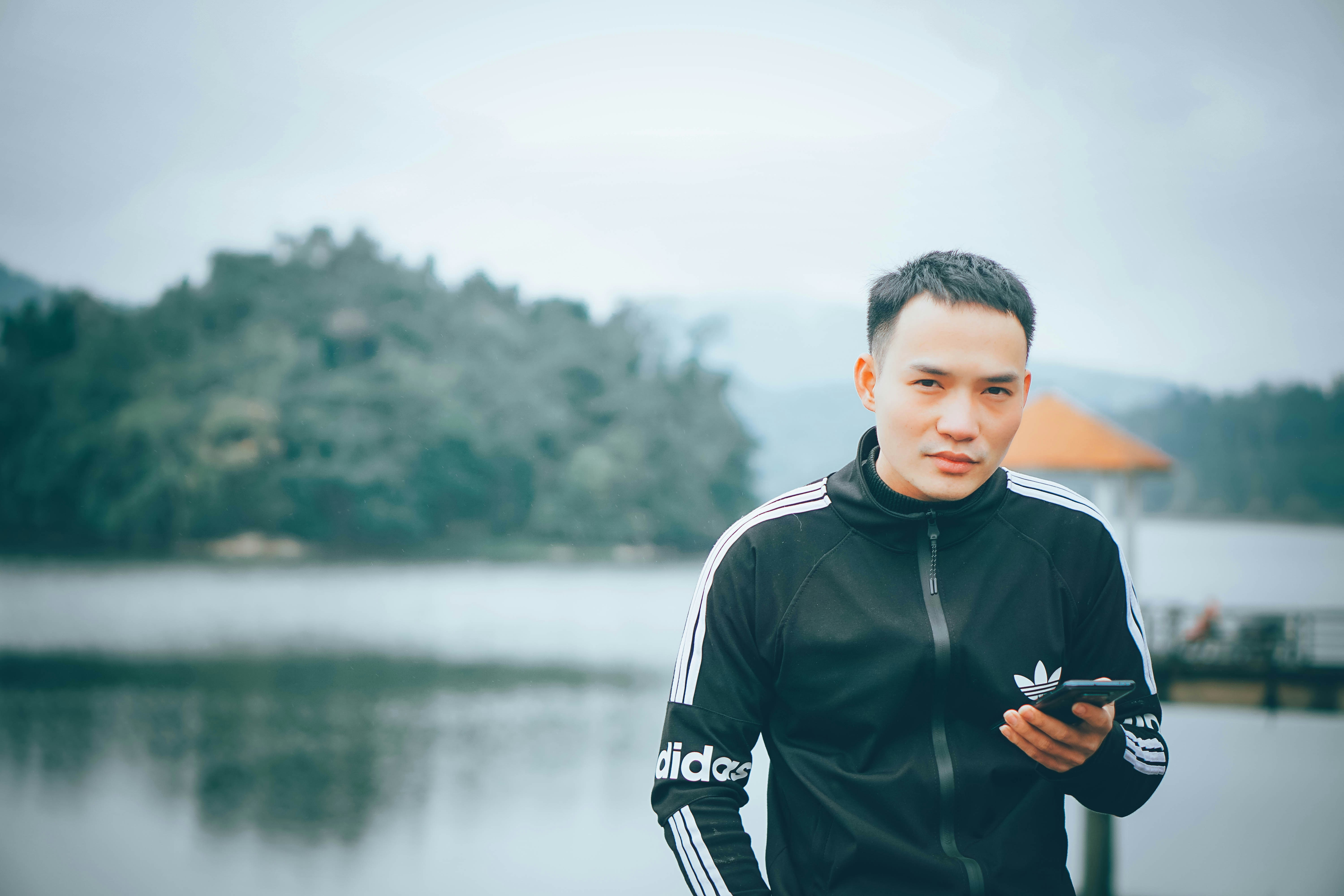 seorang pria berdiri di samping badan air