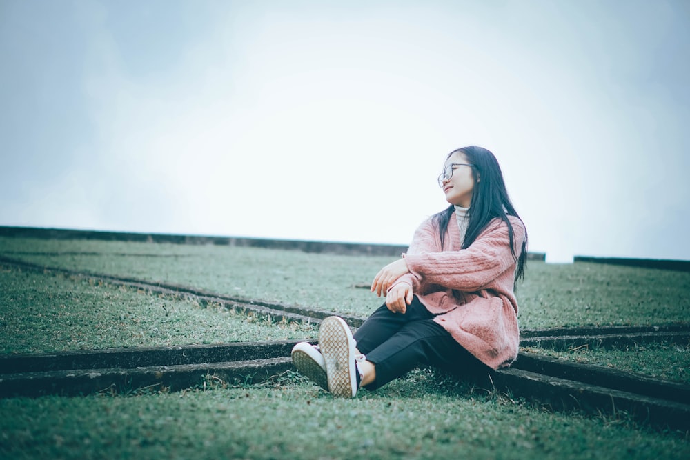 A woman sitting on the ground holding a purse photo – Free Woman Image on  Unsplash