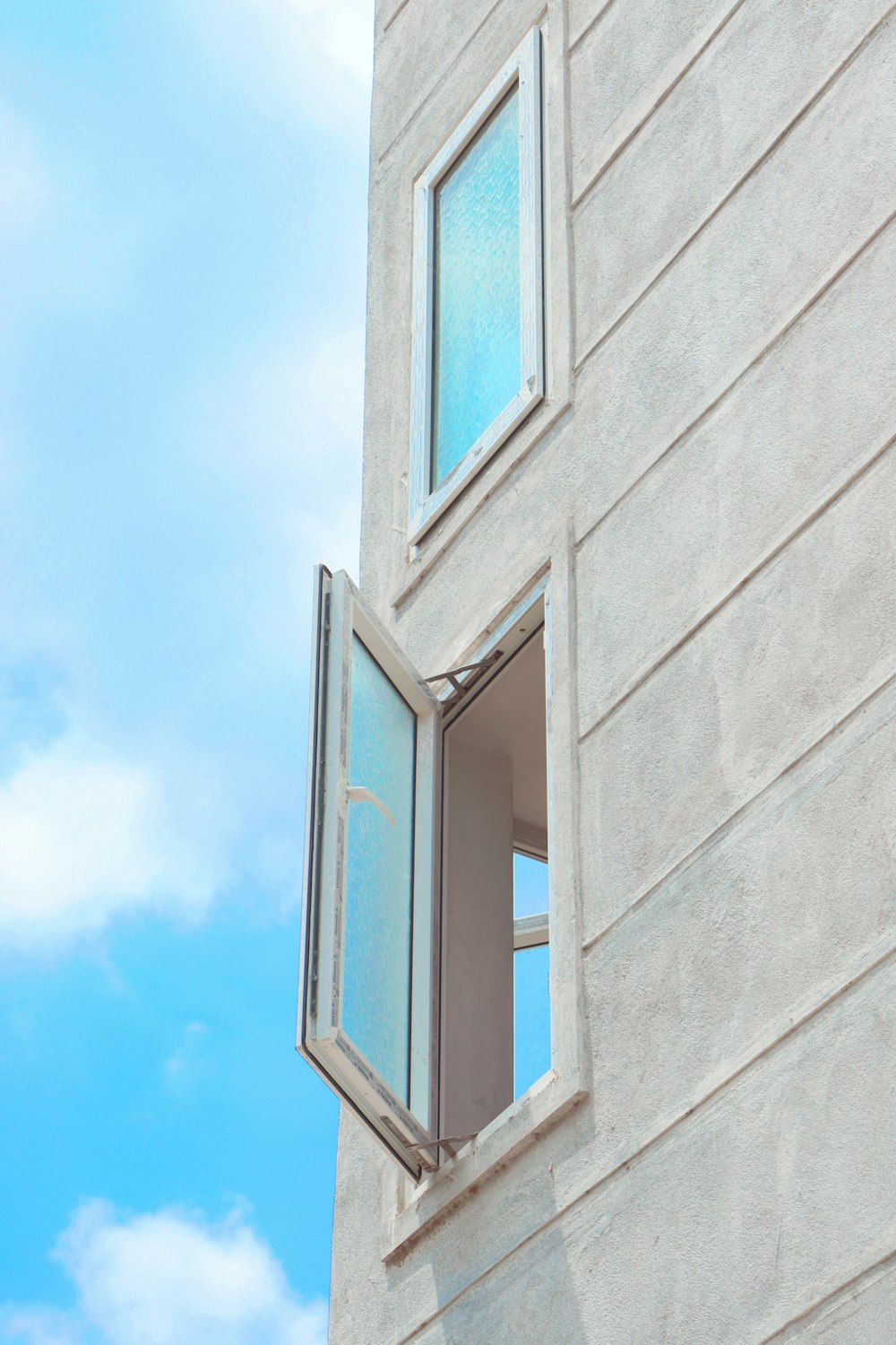 una finestra aperta sul lato di un edificio