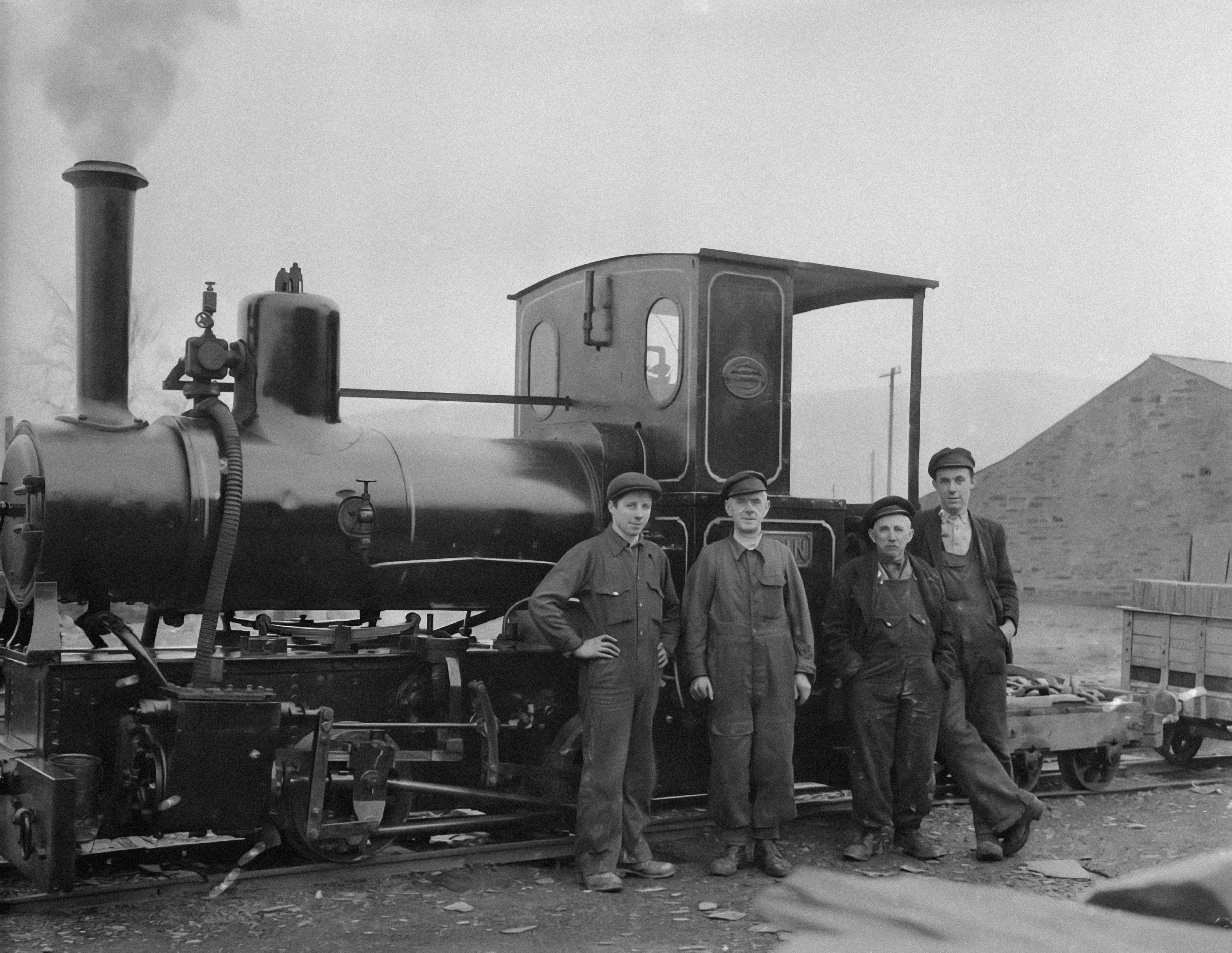 Portraits of activities at Penrhyn Quarry, its apprentices and railway Teitl Cymraeg/Welsh title: Portreadau o weithgareddau yn chwarel Penrhyn, prentisiaid a'r rheilffordd Ffotograffydd/Photographer: Geoff Charles (1909-2002) Dyddiad/Date:1959 Cyfrwng/Medium: Negydd ffilm / Film negative Cyfeiriad/Reference:(gch19976) Rhif cofnod / Record no.: 3470183