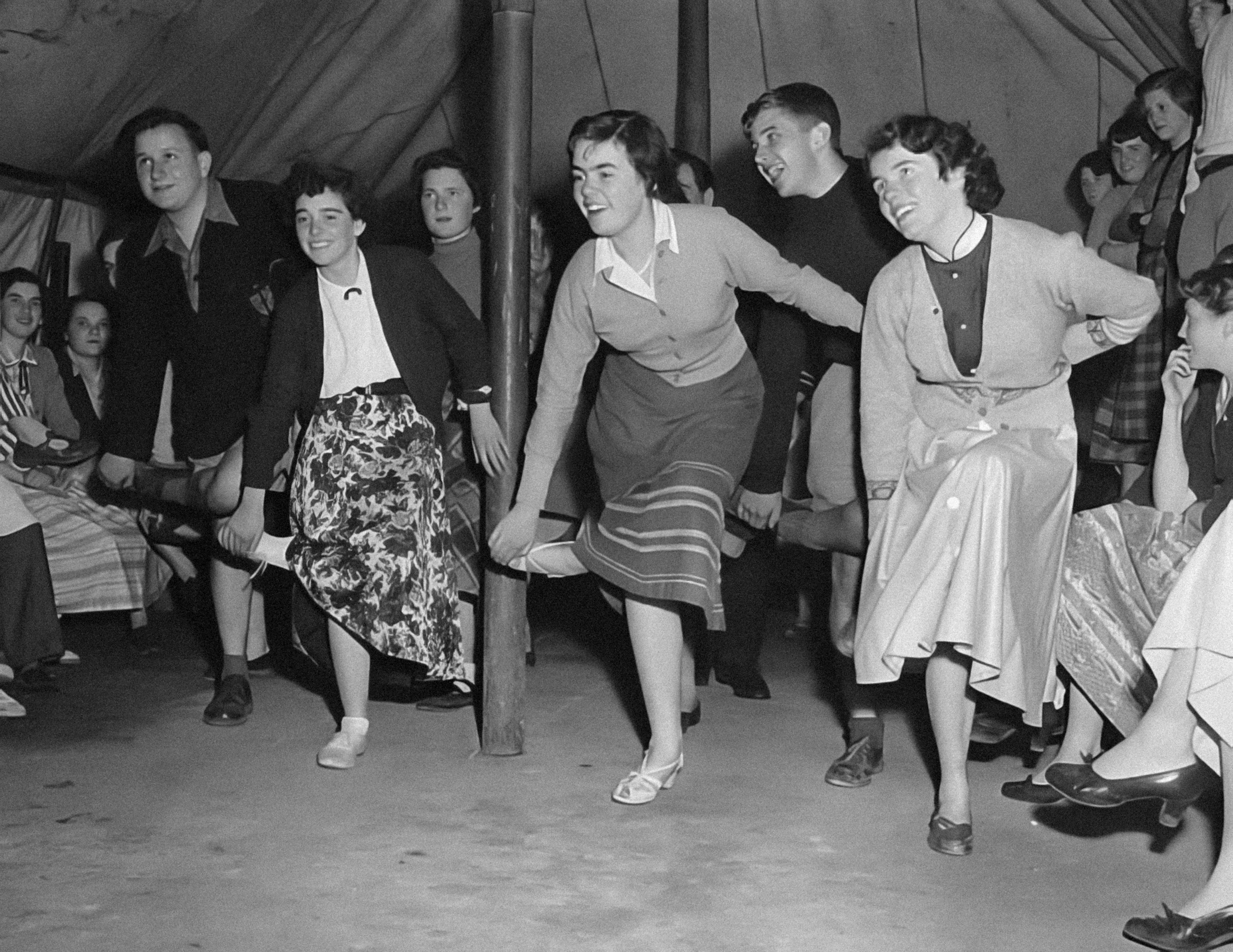 Une photo en noir et blanc d'un groupe de personnes dansant photo – Image  gratuite de Photographie argentique sur Unsplash, image size:3000x2317