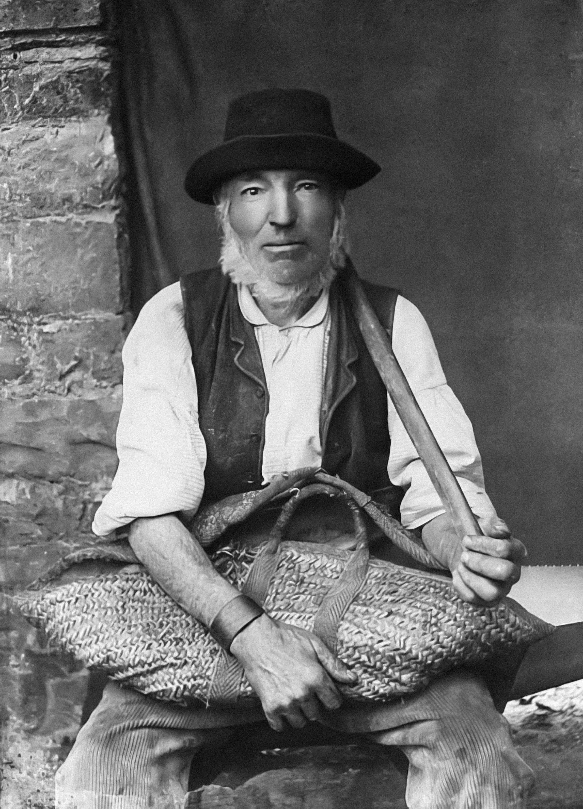 une photo en noir et blanc d’un homme tenant une batte de baseball