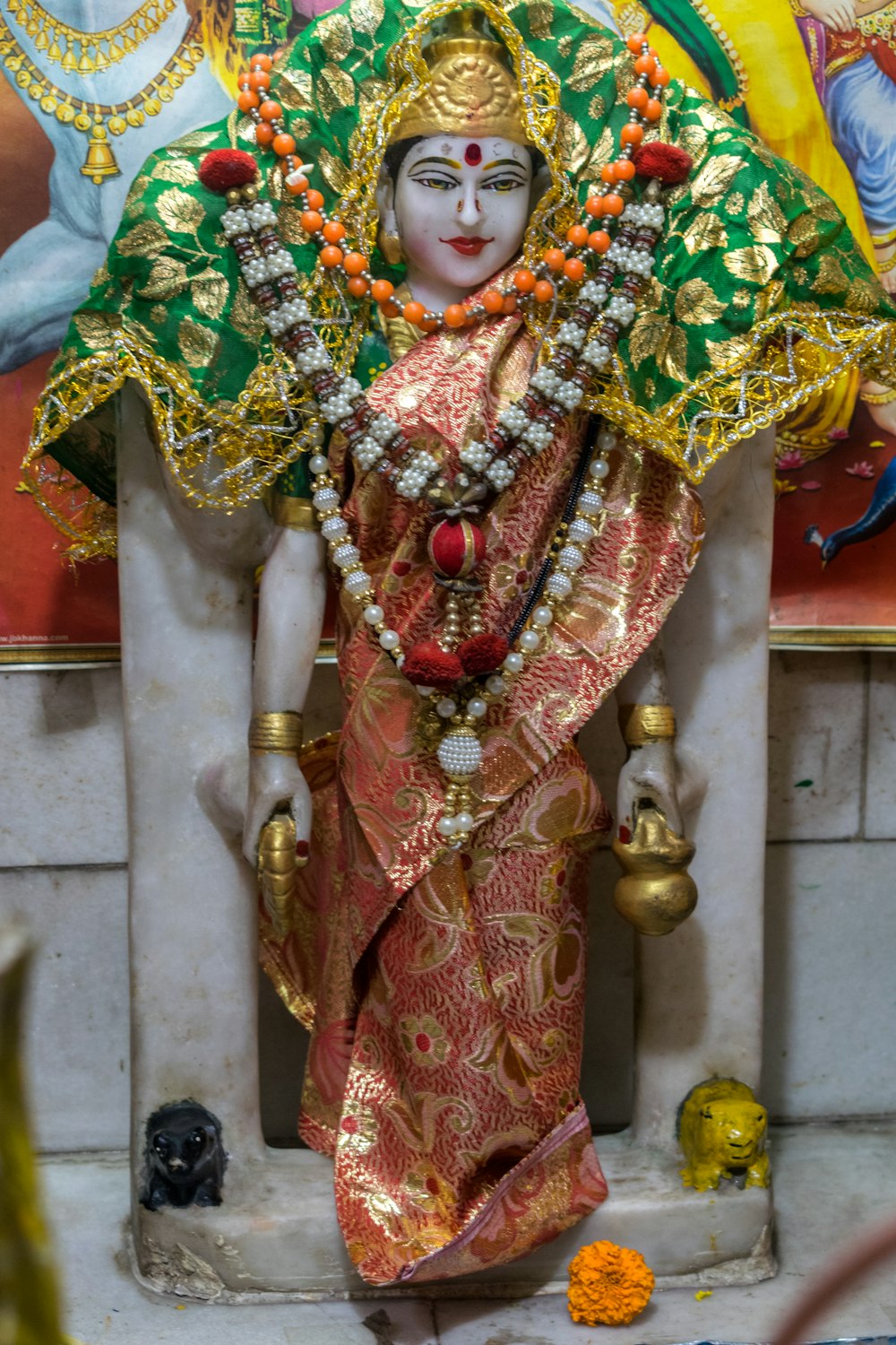 Eine Statue eines hinduistischen Gottes in einem Tempel