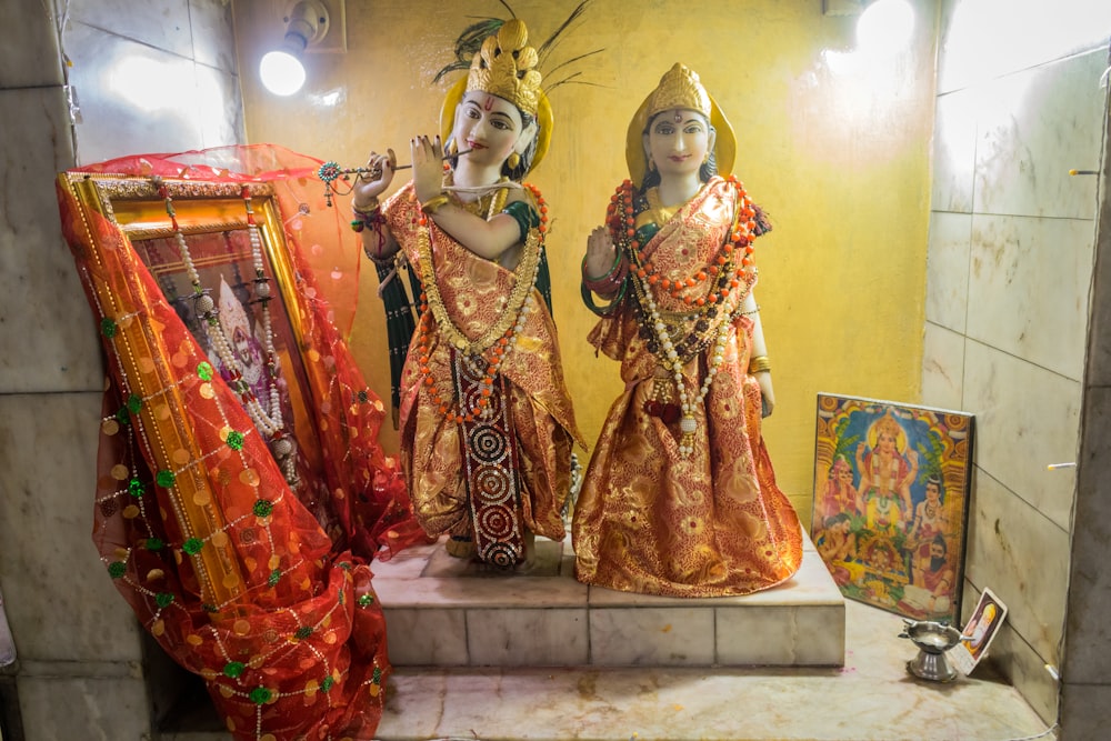 Una estatua de dos mujeres vestidas con atuendos indios