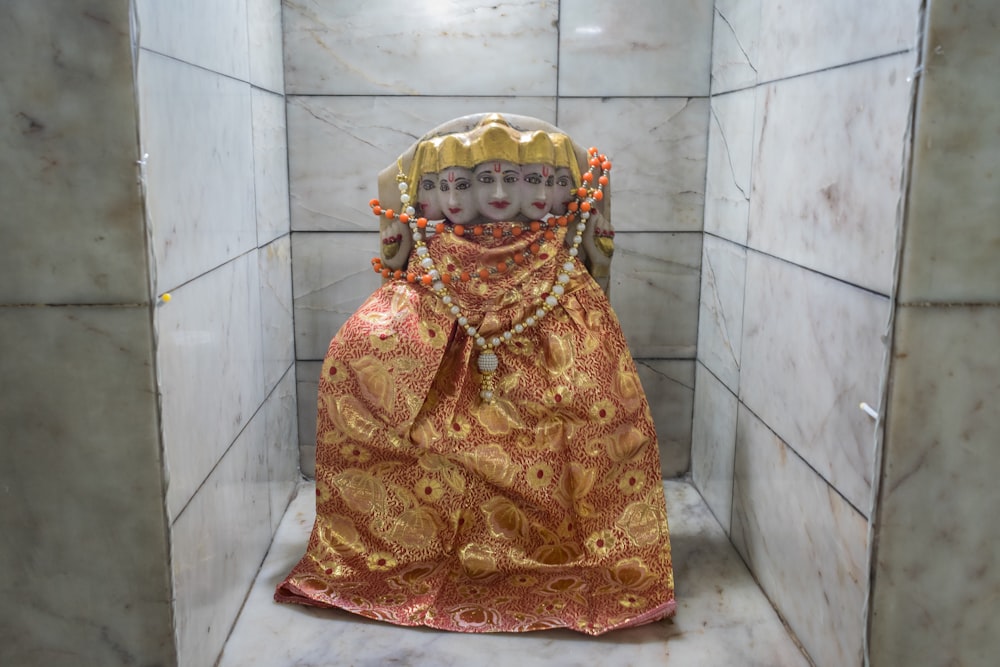 una estatua de una mujer con un vestido dorado