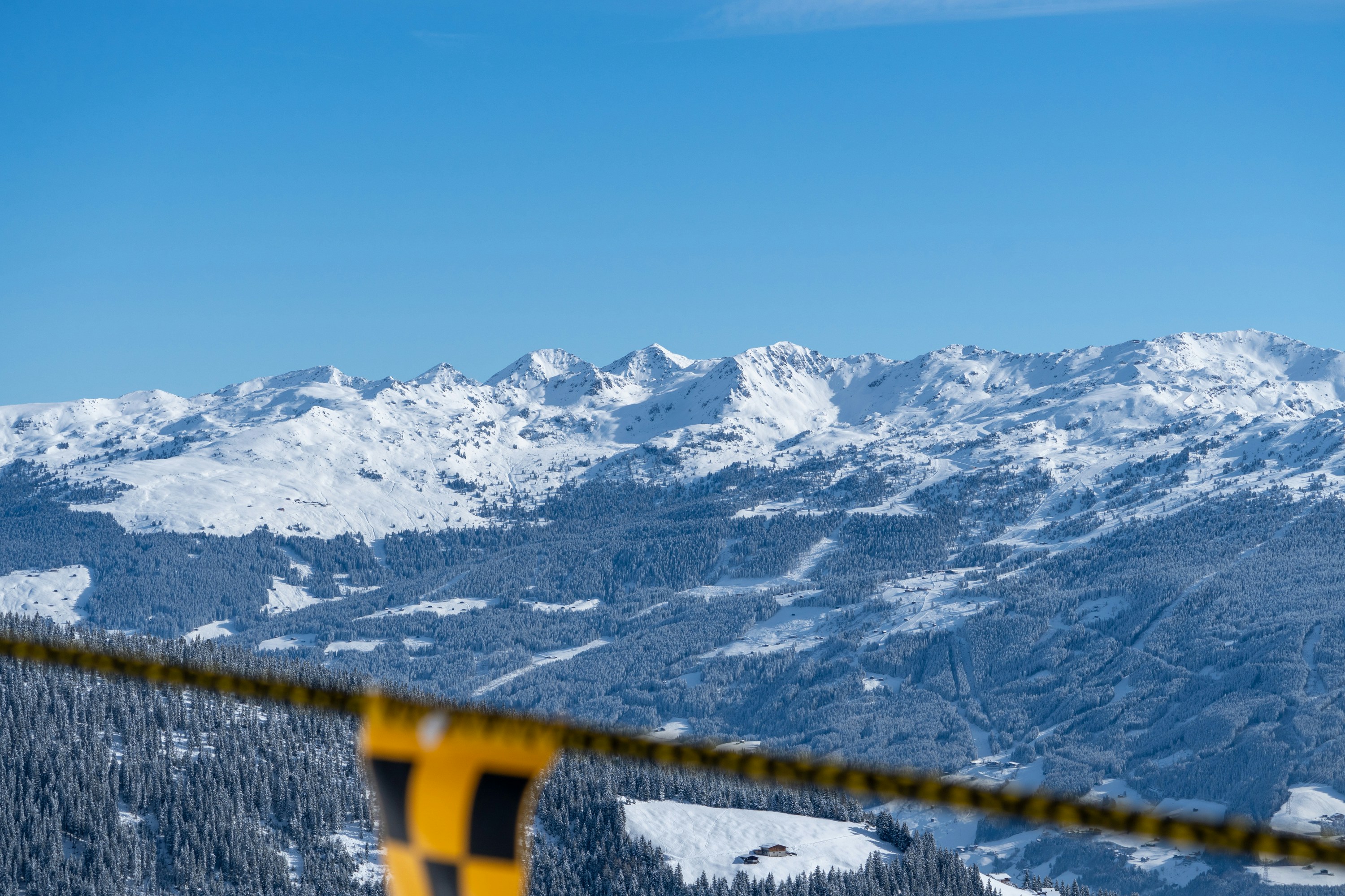 Blick auf eine schneebedeckte Bergkette vom Skilift aus