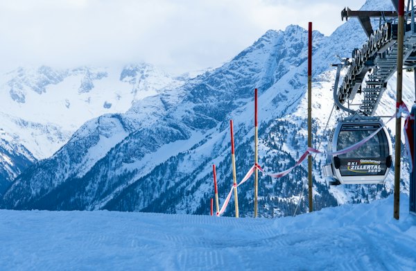 A ski lift going up a snowy mountain — Mayrhofen, Austria