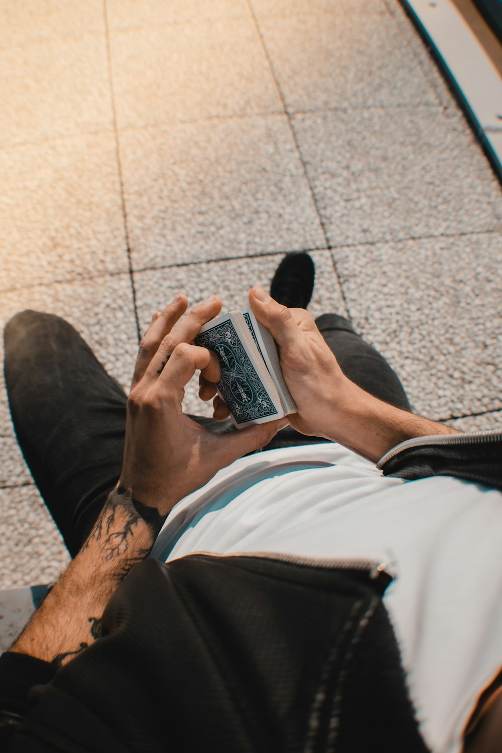 휴대 전화를 사용하여 바닥에 앉아있는 남자