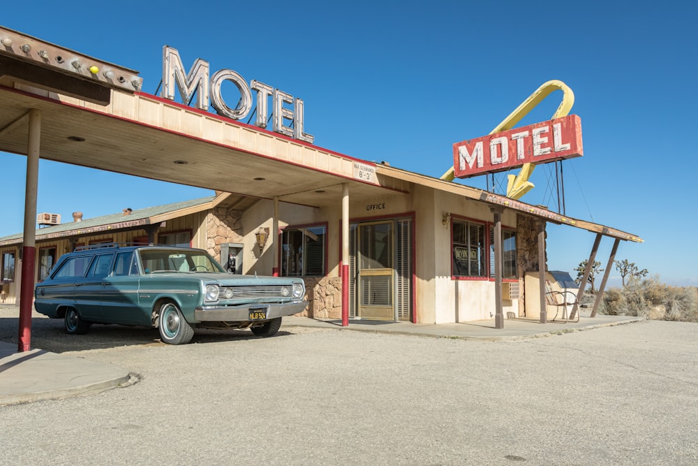 un motel con un coche aparcado delante de él