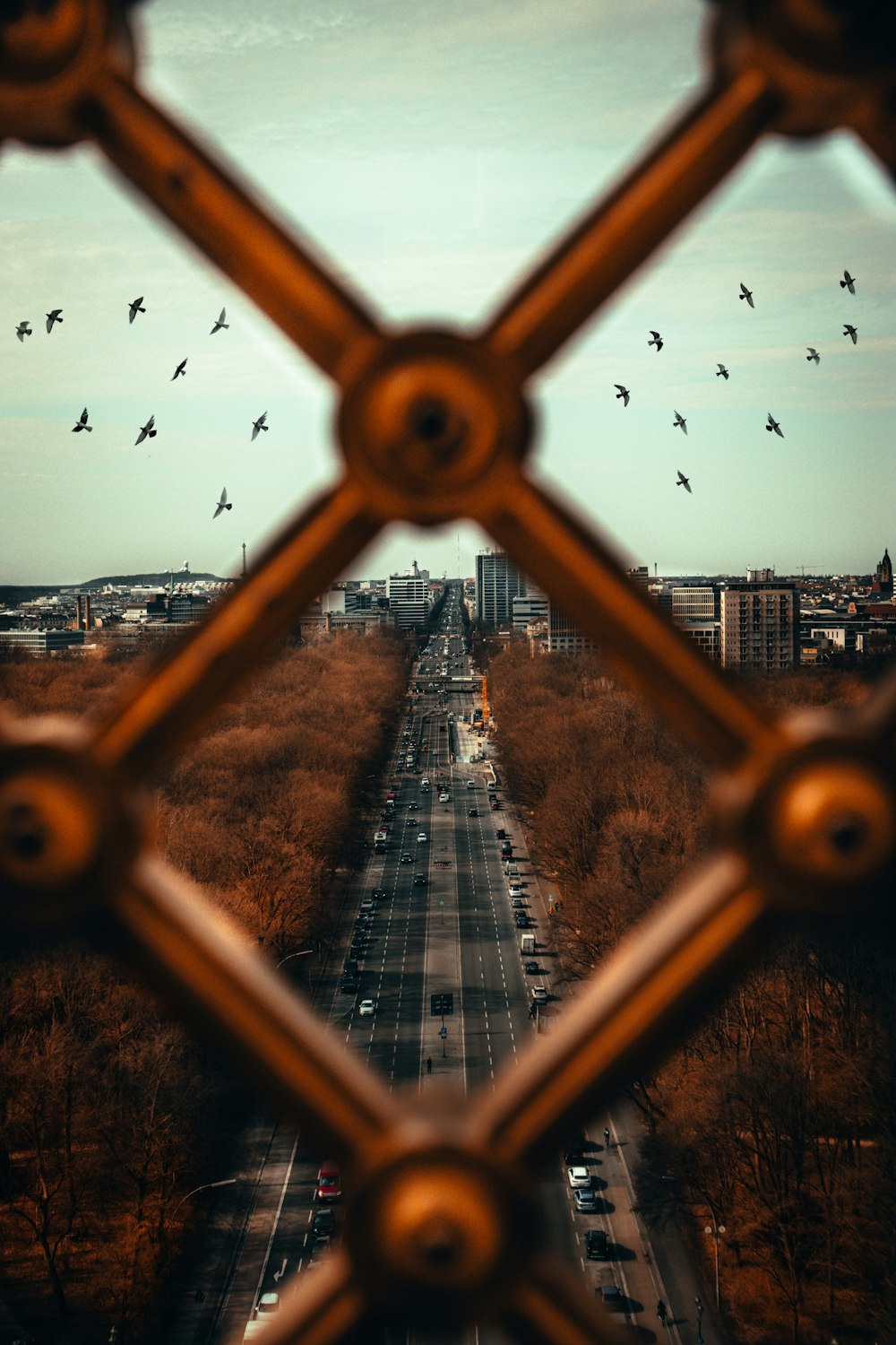 una vista di un'autostrada attraverso una finestra