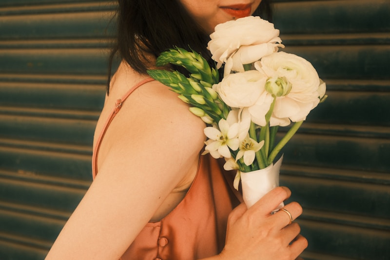 Mujer con bouquet blanco