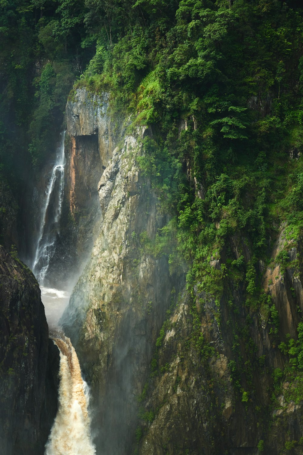 Ein Wasserfall mit einem Wasserfall in der Mitte