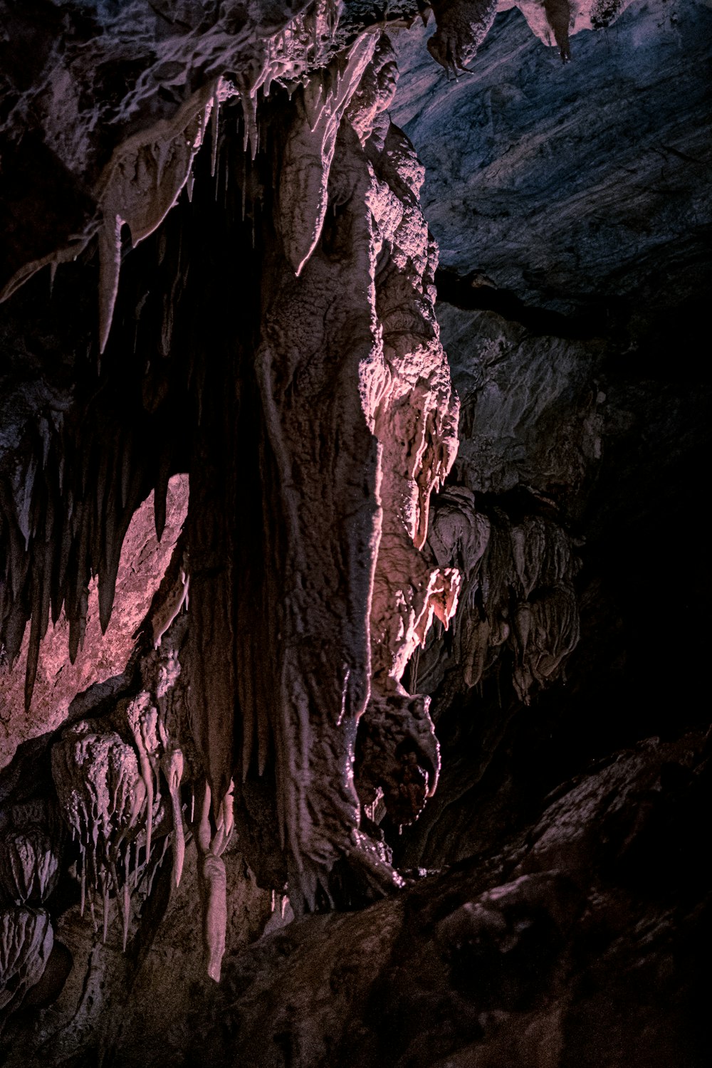 洞窟のような地層がたくさんある洞窟