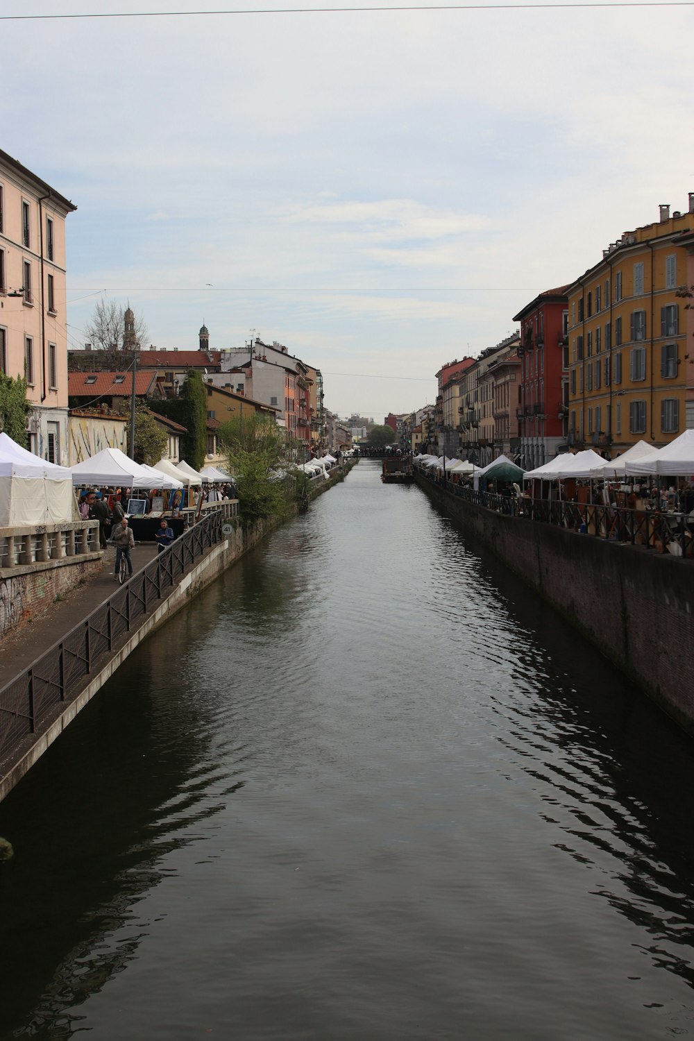 Un fiume che attraversa una città accanto a edifici alti