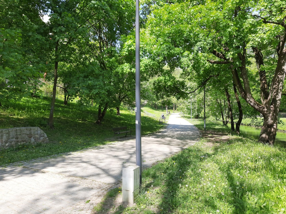 un segnale stradale seduto sul lato di una strada