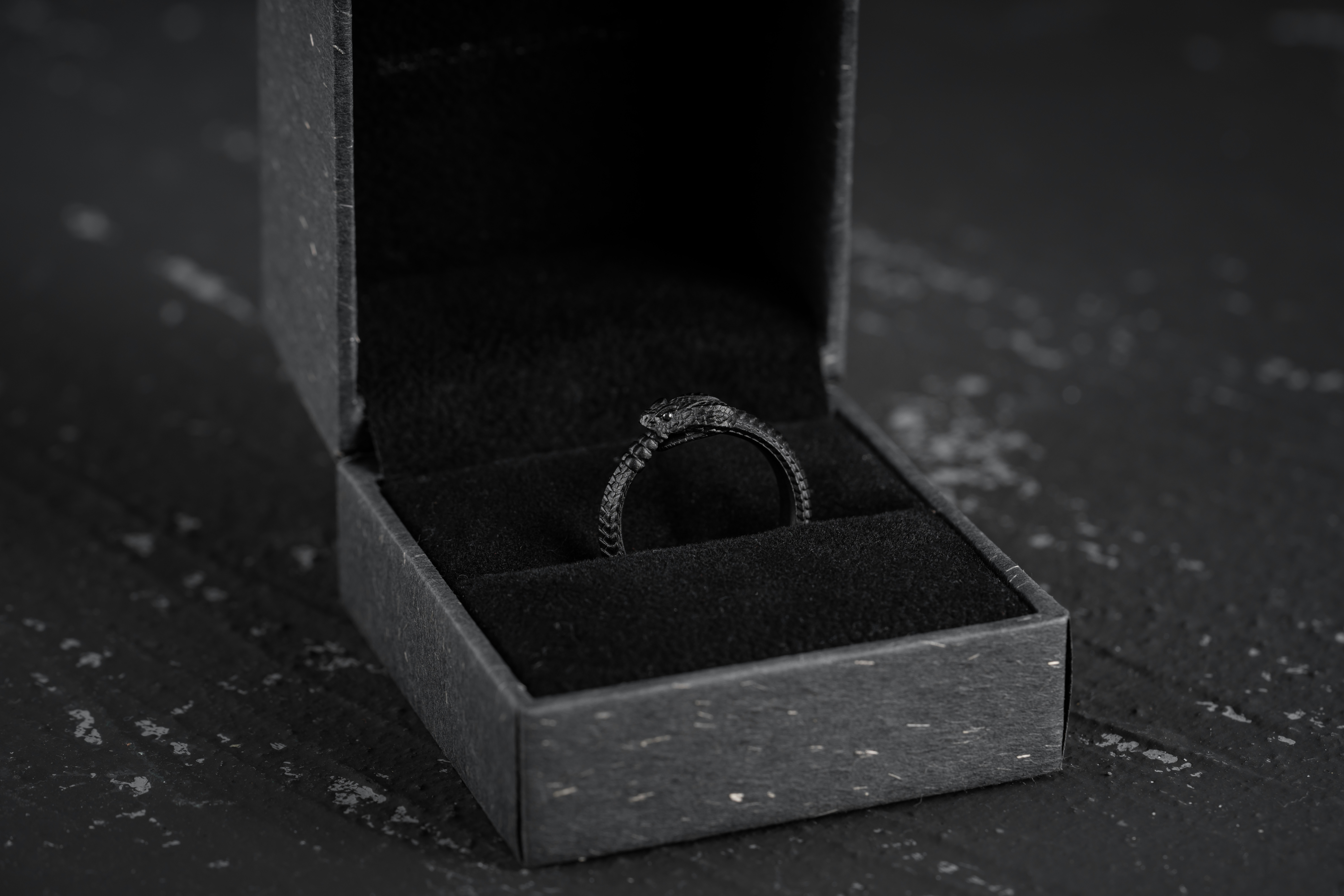 photo-1679881718202-84881a551fd3?ixid=M3wxMjA3fDB8MXxzZWFyY2h8MjB8fG1lbiUyN3MlMjB0dW5nc3RlbiUyMGNhcmJpZGUlMjB3ZWRkaW5nJTIwcmluZ3xlbnwwfHx8fDE3NjM0NjA3MjV8MA\u0026ixlib=rb-4.1.0