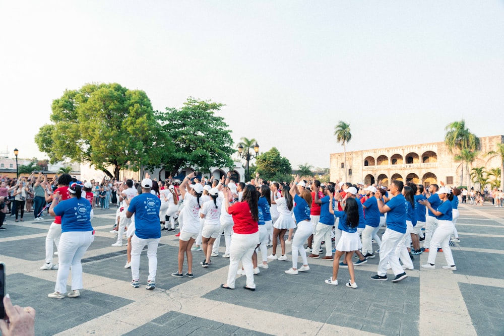 a large group of people dressed in white and blue