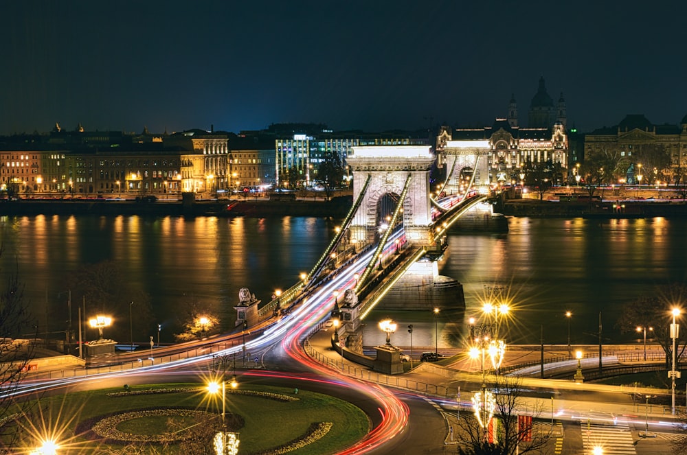 Una vista notturna di una città con un ponte