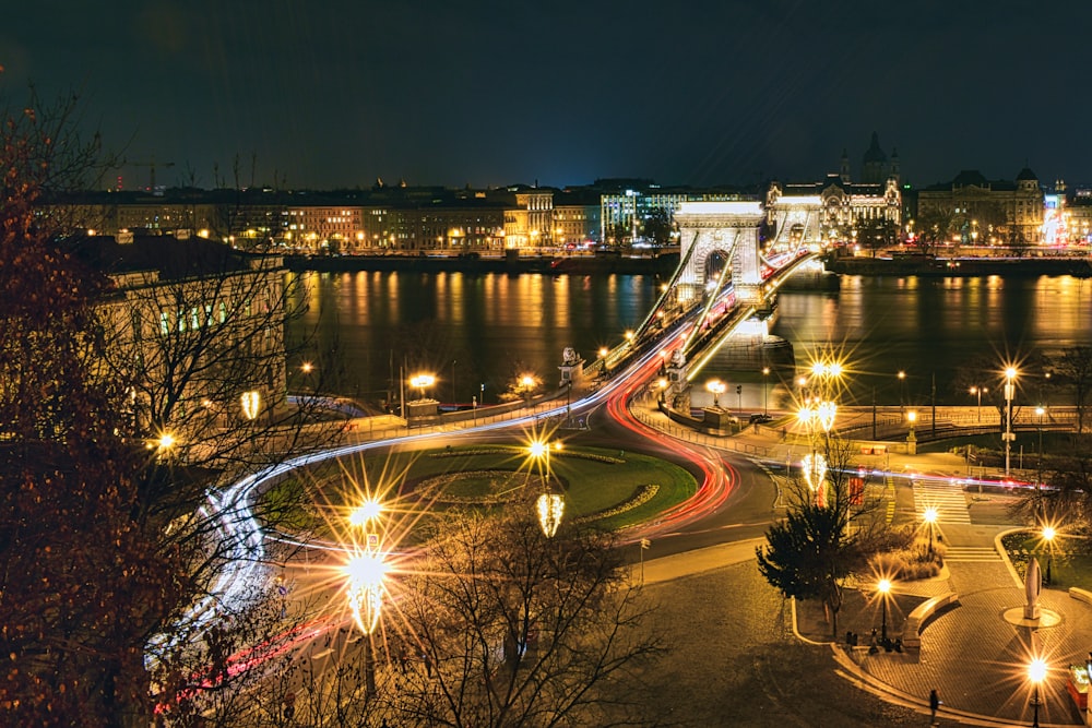 Una vista notturna di una città con un ponte