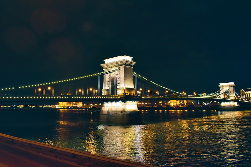 Una vista nocturna de un puente sobre un cuerpo de agua