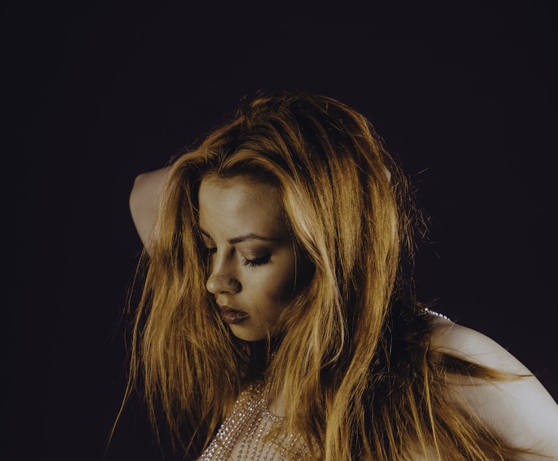Femme bruxelloise posant avec cheveux longs