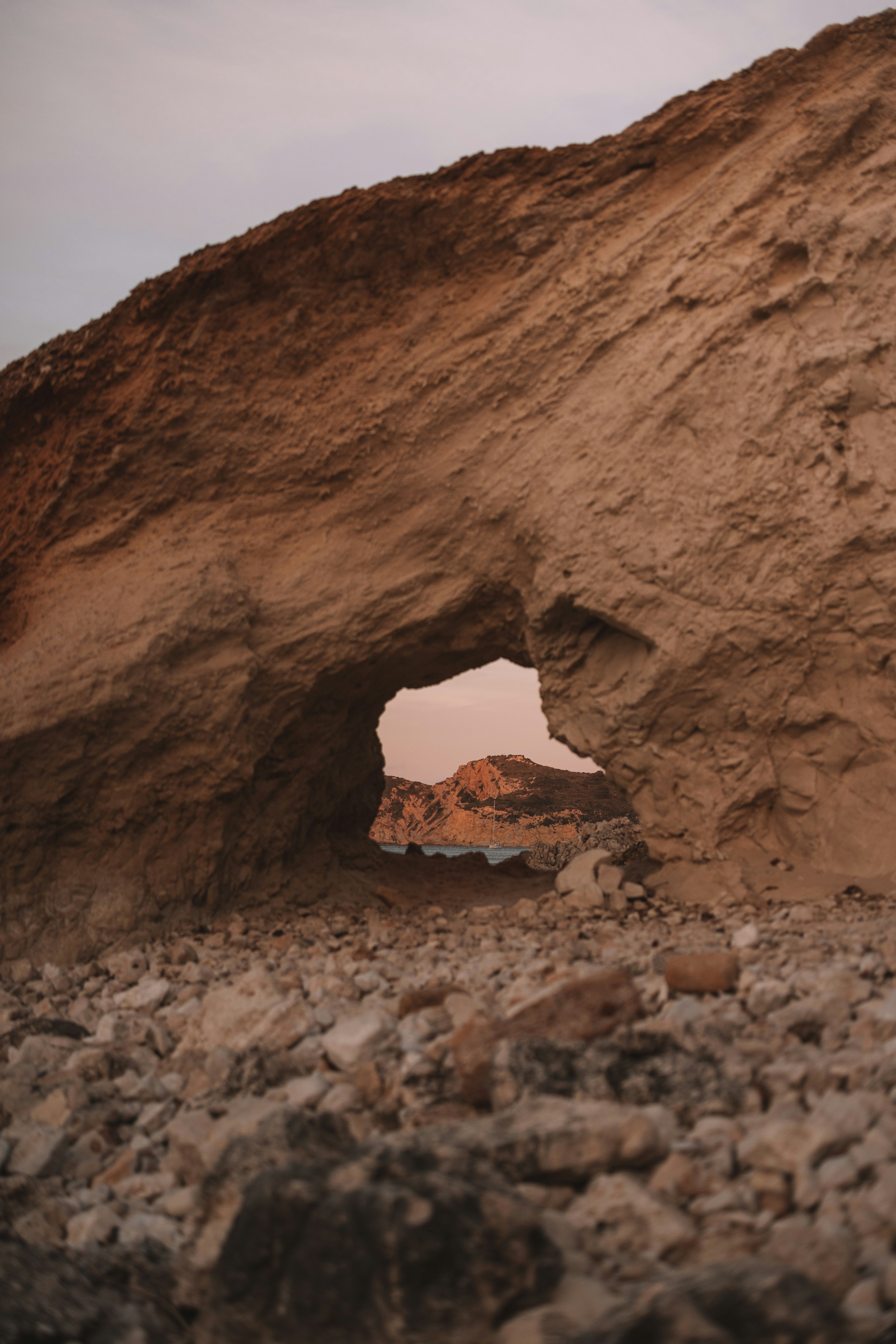 una formazione rocciosa con un piccolo buco in esso