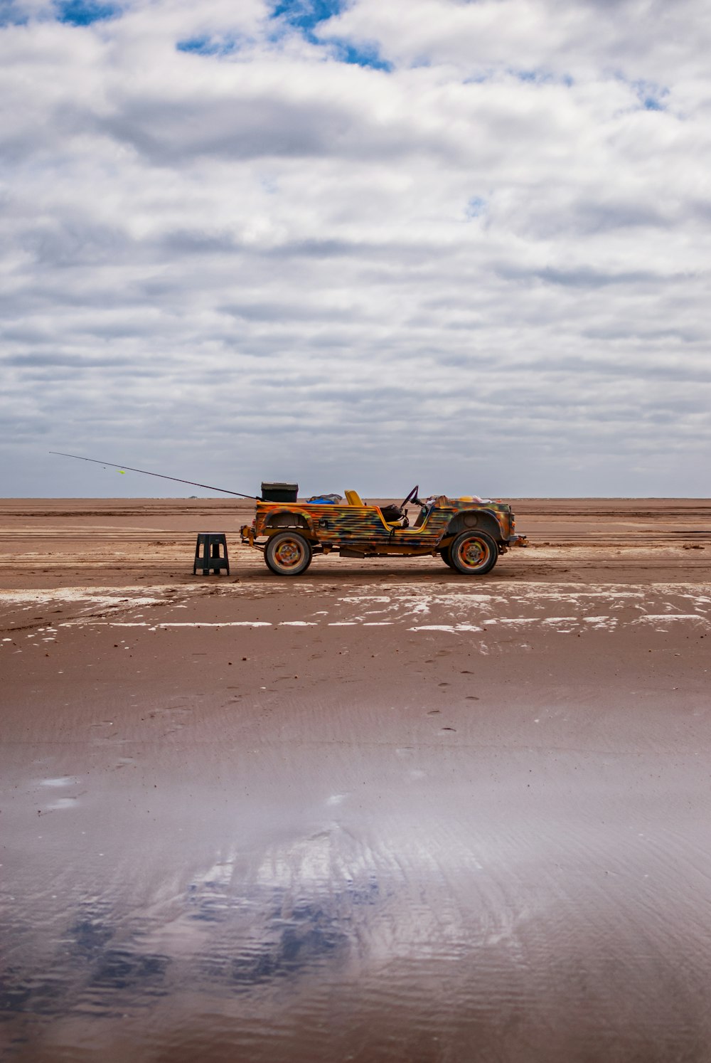 Ein Lastwagen, der im Sand sitzt