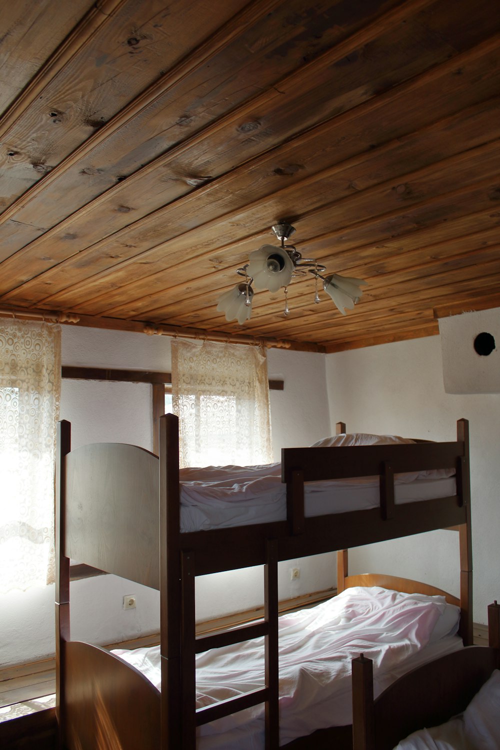 une chambre avec lits superposés et ventilateur de plafond