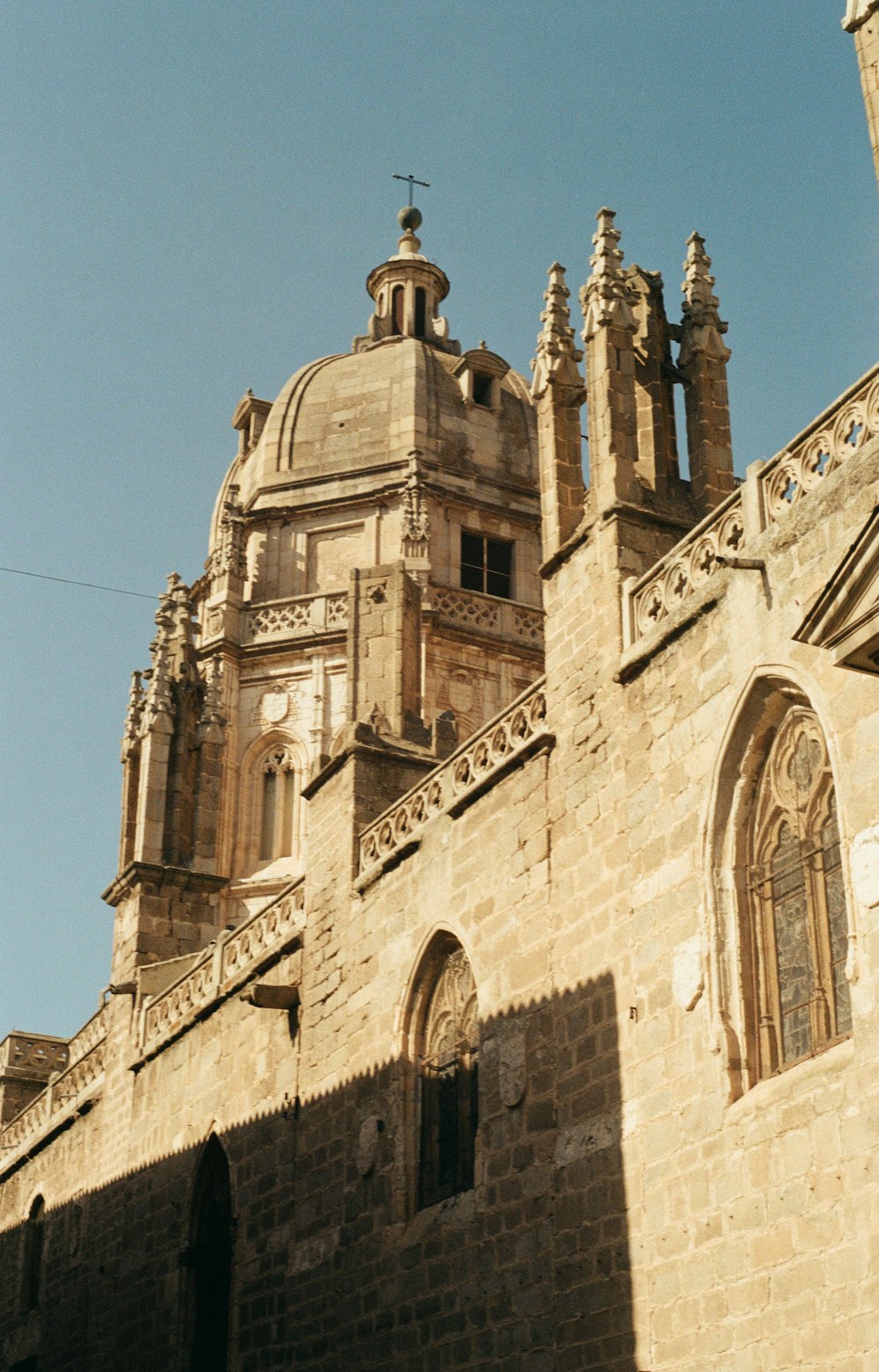 Ein hohes Gebäude mit einer Uhr an der Seite