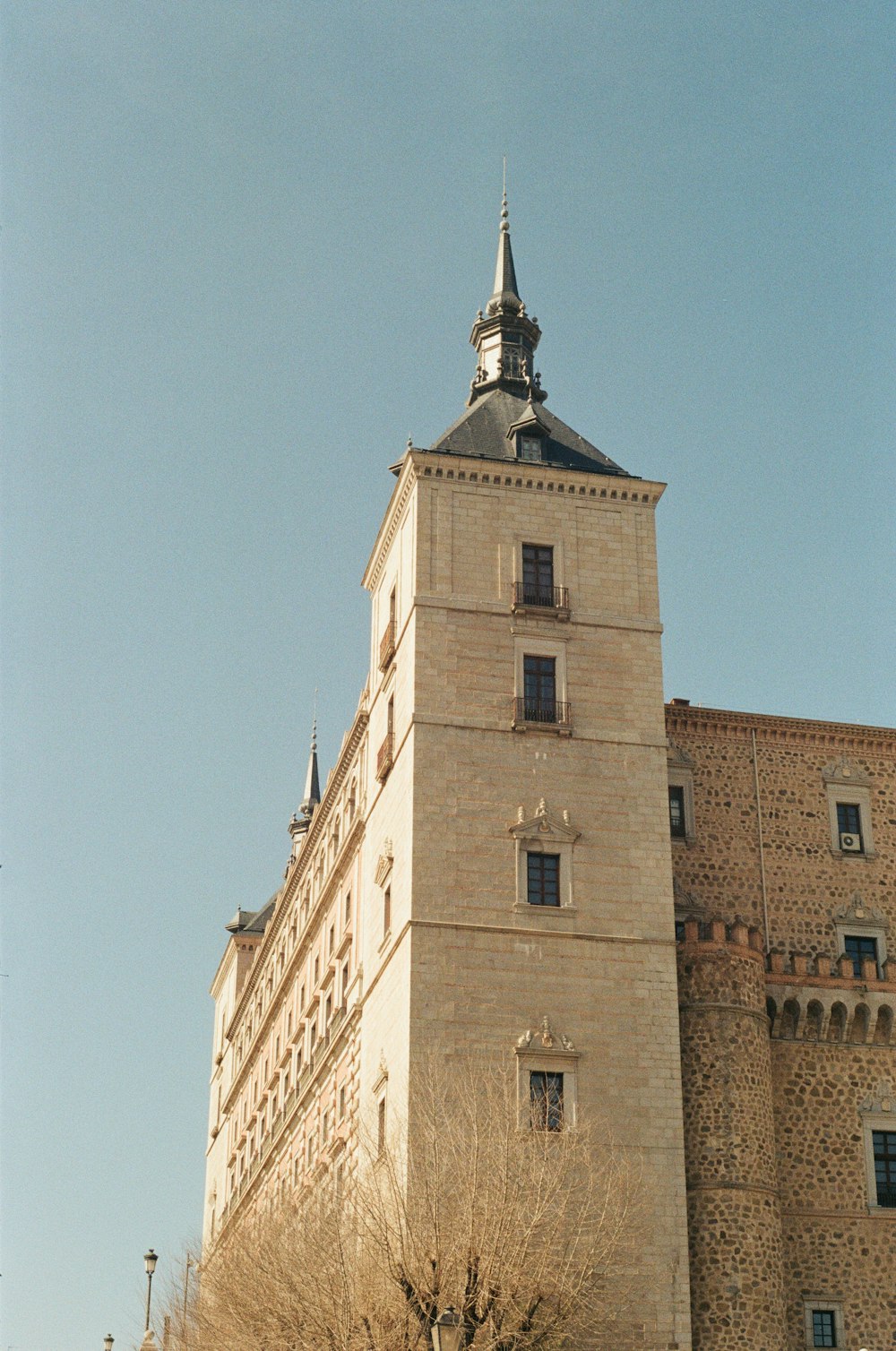 um edifício alto com um relógio no topo dele