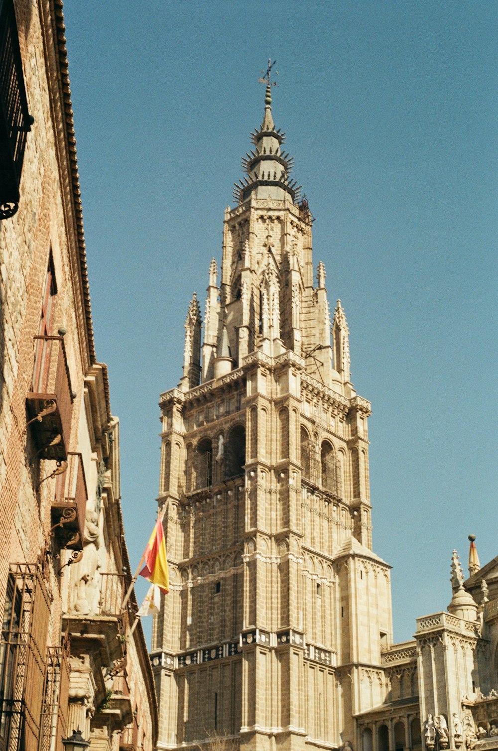 una torre alta con una bandera en la parte superior