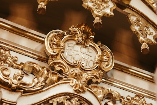 Close-up of a golden churrigueresque sculpture adorning a luxury hotel reception area.
