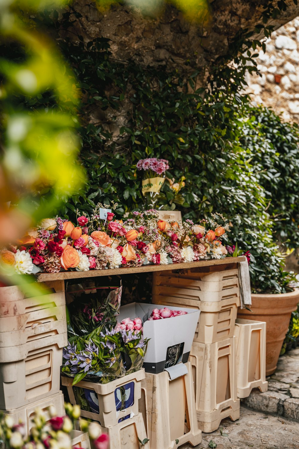 Un ramo de flores que están sobre una mesa