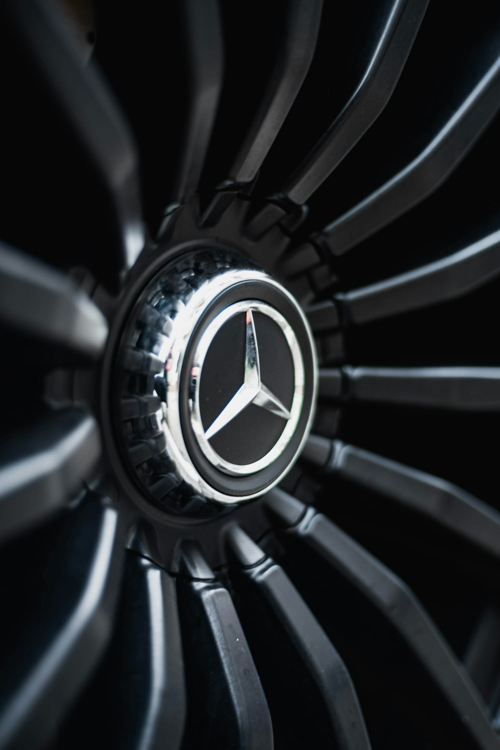 Nahaufnahme eines Mercedes-Logos auf einem Düsentriebwerk