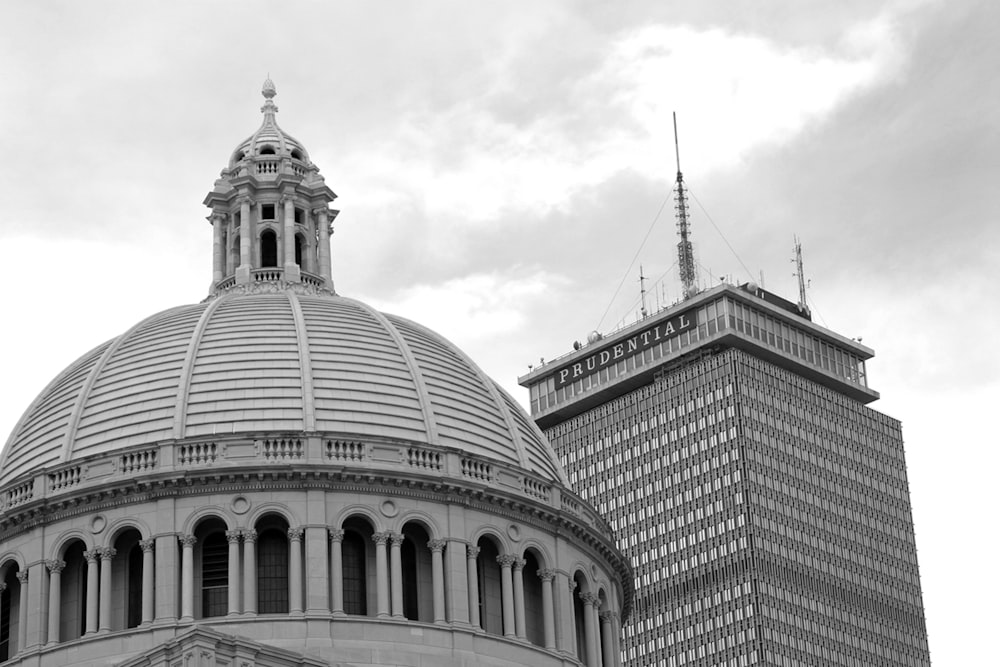 Una foto en blanco y negro de una cúpula en la parte superior de un edificio